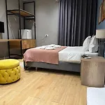 Tirona 地拉那
